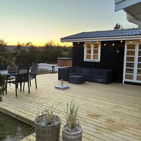 Renovated In Gronhoj With A Hot Tub Løkken