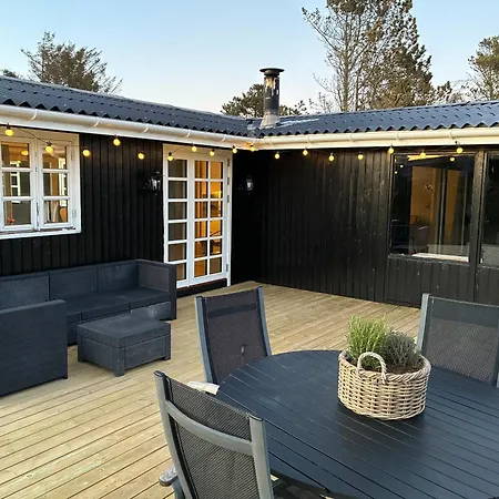Semesterbostad Renovated In Gronhoj With A Hot Tub Løkken